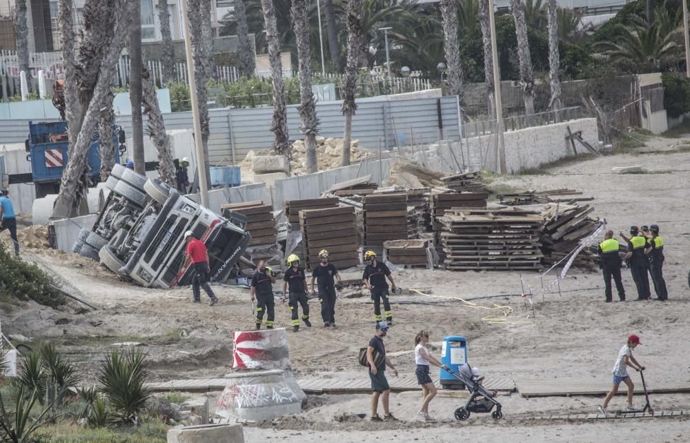 Los Bomberos y la Policía Local han intervenido para sellar una fuga de combustible del vehículo accidentado