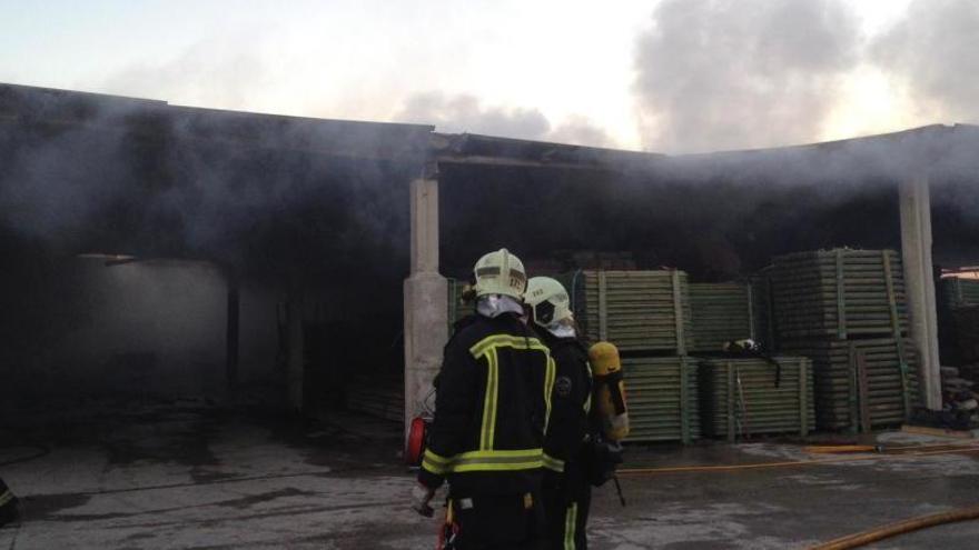 Großfeuer zerstört Holzlagerhalle in Gemeinde Montuïri