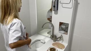 El Hospital de Sant Joan instala el primer baño adaptado para pacientes ostomizados de la provincia de Alicante