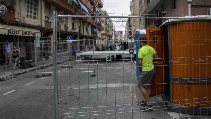 El aseo portátil que se ha instalado frente a la puerta del bar.