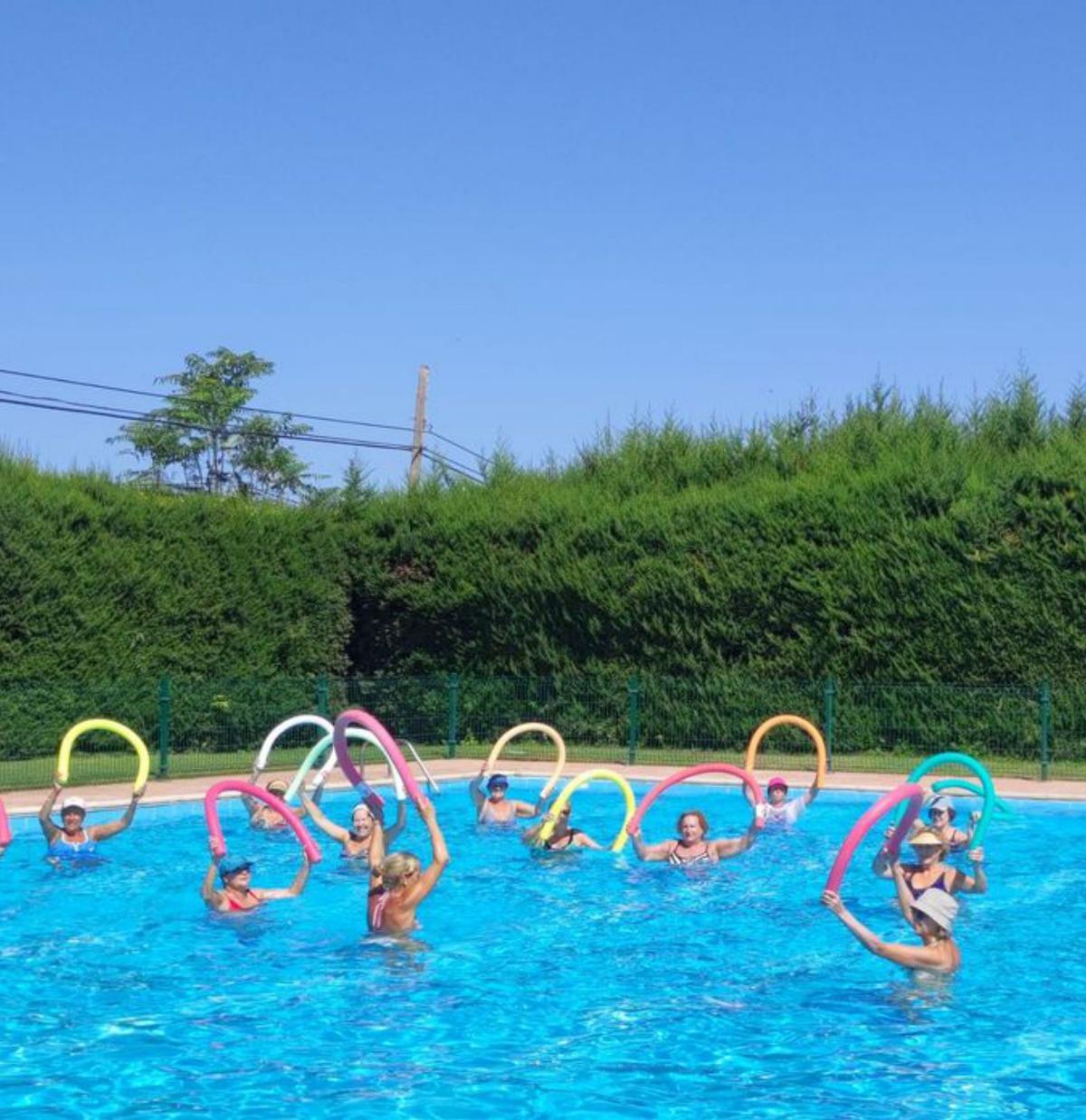 El ‘aquagym’ cada año cobra más adictas. | SERVICIO ESPECIAL