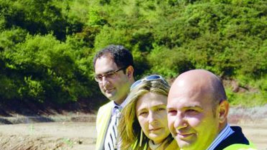Por la derecha, Maximino Herrero, jefe de obras de Sogepsa; Lidia Ros, responsable del diseño paisajístico, y Luis Bausela, de la ingeniería Tecnia.