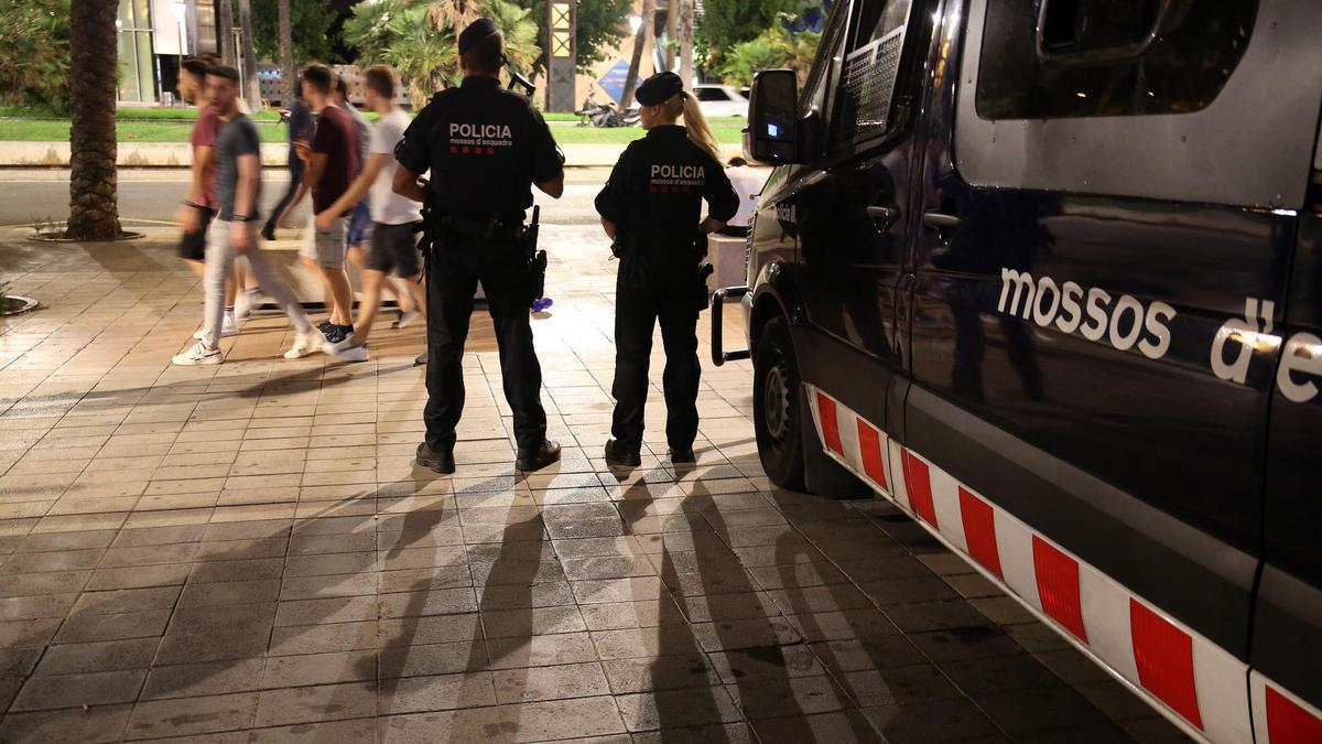 Mossos d'Esquadra de noche en Barcelona, en una imagen de archivo