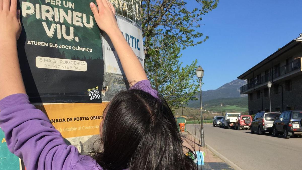 Una jove a Bellver amb un dels cartells que aquesta setmana han estat penjats per la Cerdanya i el Pirineu fent una crida a la manifestació d’aquest diumenge | M.S.