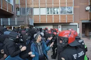 Dos detenidos en los incidentes registrados en la protesta contra un desahucio de una familia en Vitoria