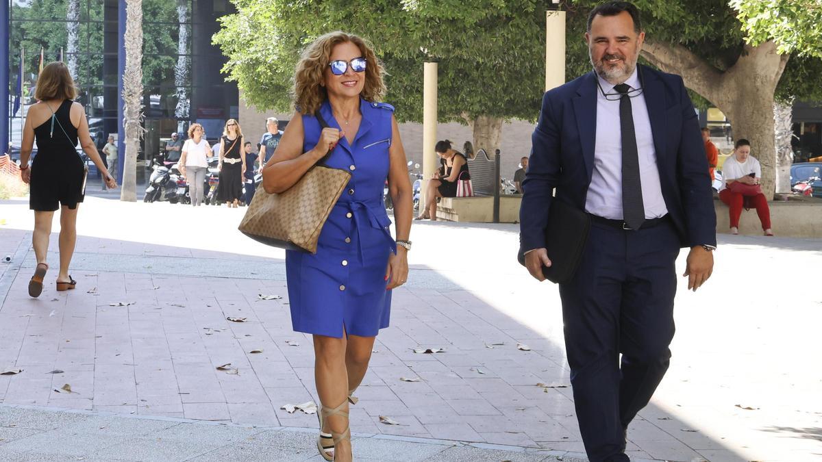 María Dolores Padilla con su abogado, Ignacio Gally.