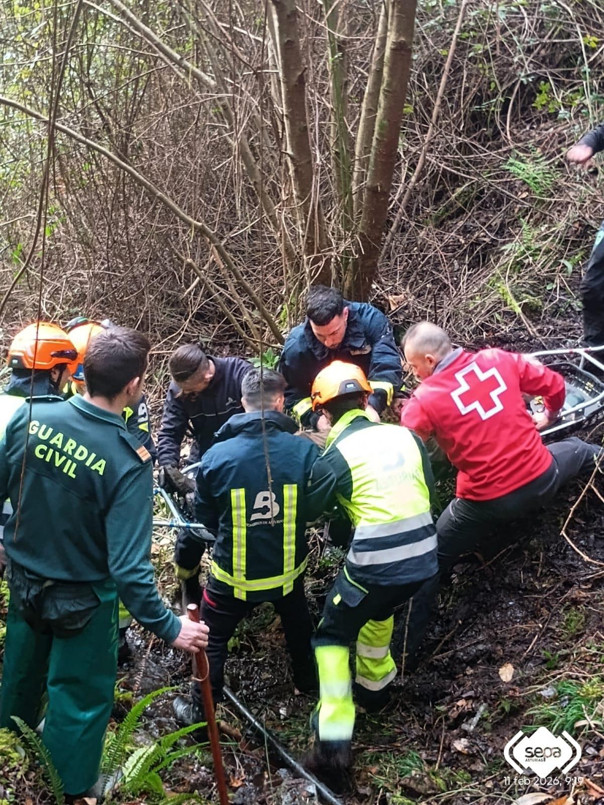 EN IMÁGENES: Así fue el momento en el que localizaron al octogenario desaparecido en Cudillero tras caer en el monte