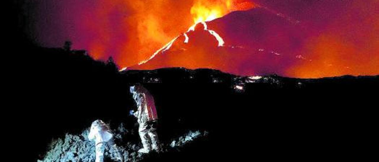 Dos científicos toman unas muestras en una de las coladas del volcán de Tajogaite.