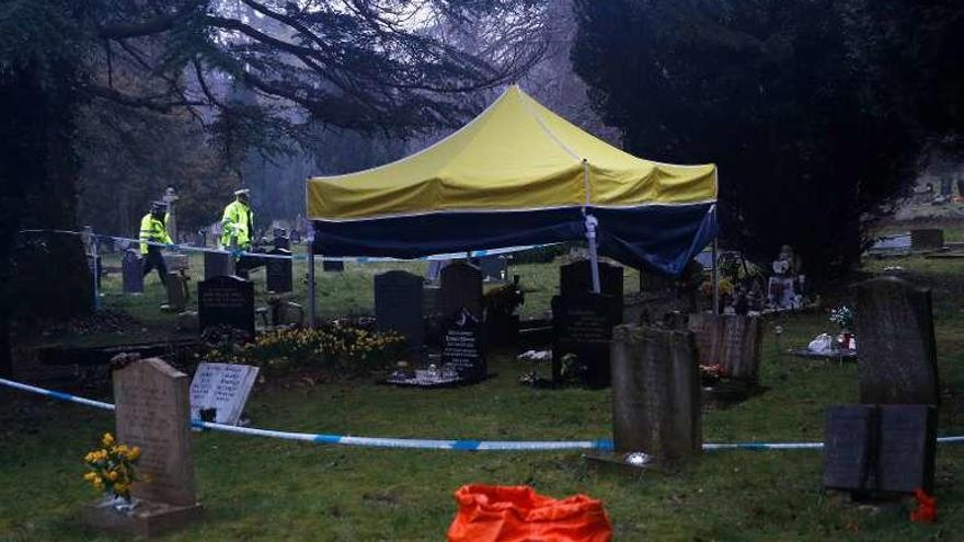 Efectivos policiales en el cementerio de Salisbury.