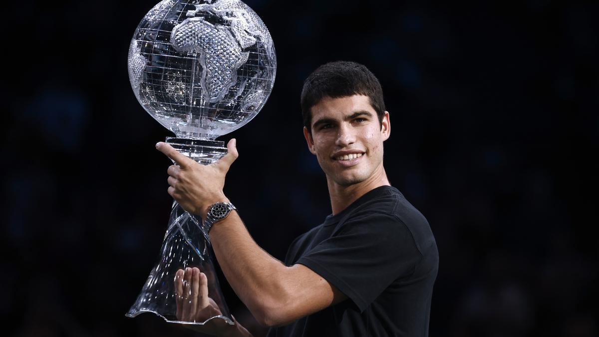 Carlos Alcaraz con el trofeo que le acredita como número 1 del mundo.