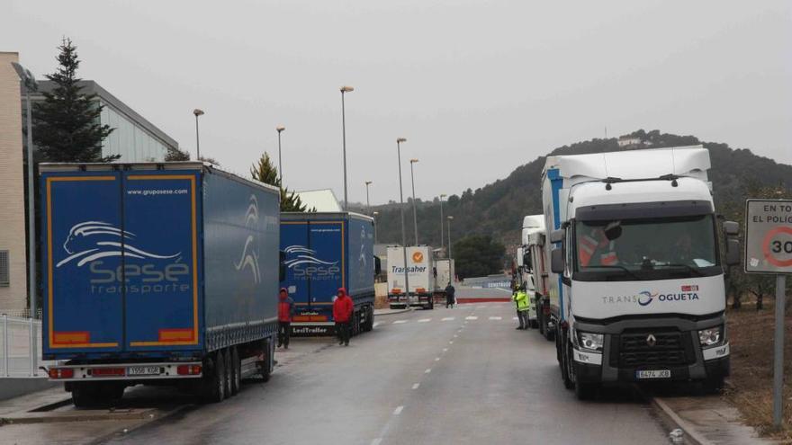 Algunos de los camiones detenidos hoy en Barracas por la nieve.