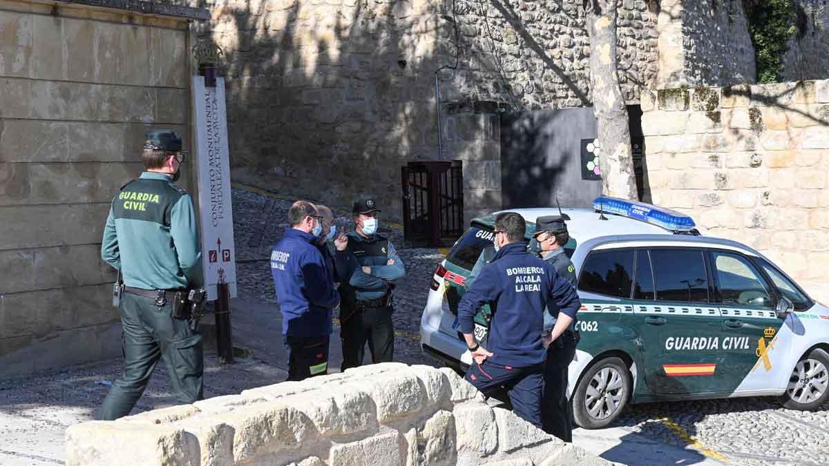 Agentes de la Guardia Civil y bomberos en los alrededores de la iglesia de Santo Domingo de Silos en Alcalá la Real (Jaén), donde ayer se encontró el cuerpo de la menor de 14 años, presuntamente asesinada por un joven de 22 años.