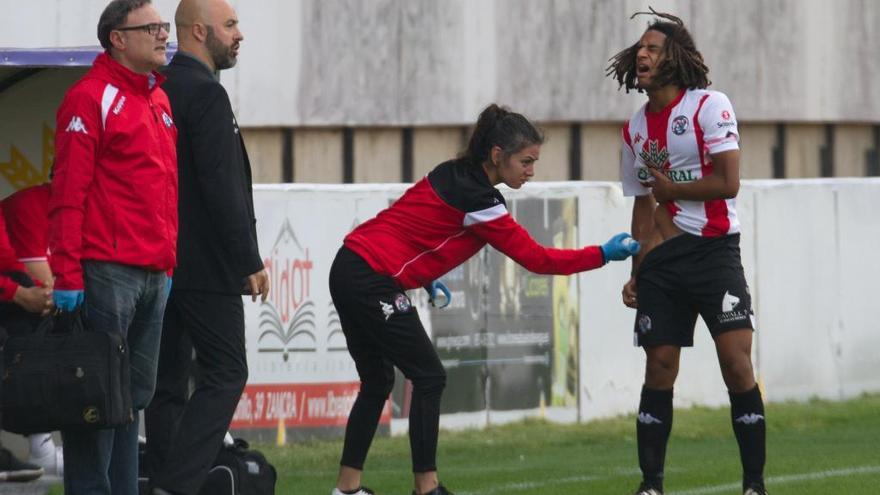 Fer es atendido durante el partido.