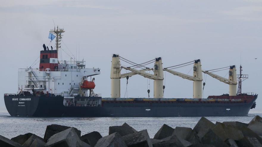 Un barco cargado de cereal deja el puerto ucraniano de Odesa, el pasado agosto. | EFE/EPA/STR