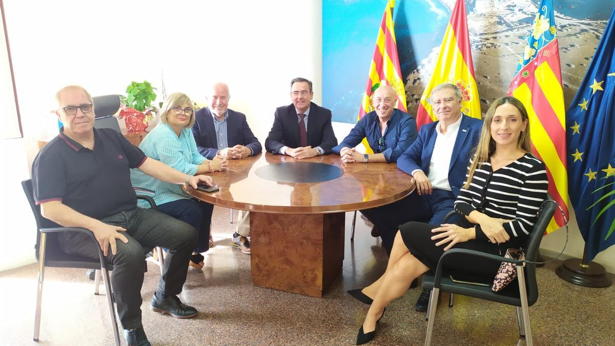 El encuentro en Santa Pola con la alcaldesa, Loreto Serrano, de los directivos de Cedelco