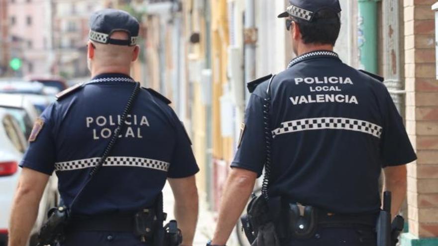 Dos policías salvan a una chica a quien su novio estrangulaba en plena calle en Valencia
