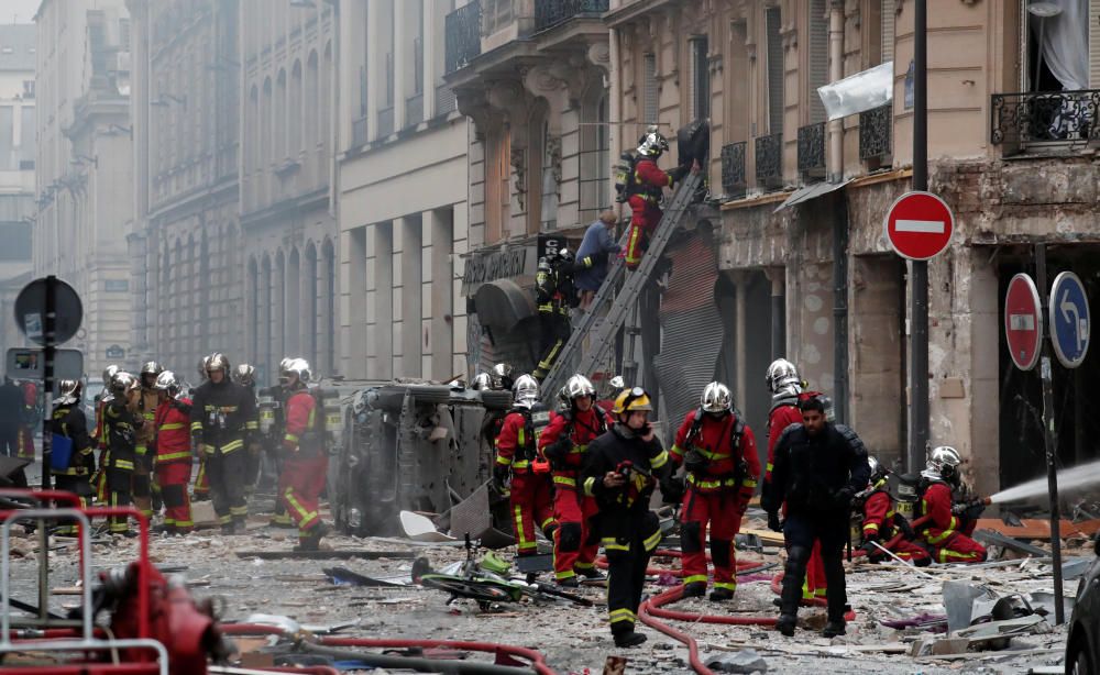 Los servicios de emergencia trabajan en el lugar.