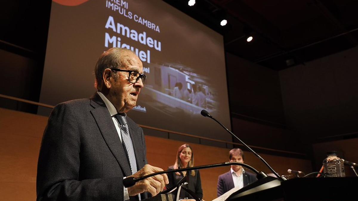 Amadeu Miquel rep el guardó pels diferents projectes formatius que ha promogut la Fundació Miquel.