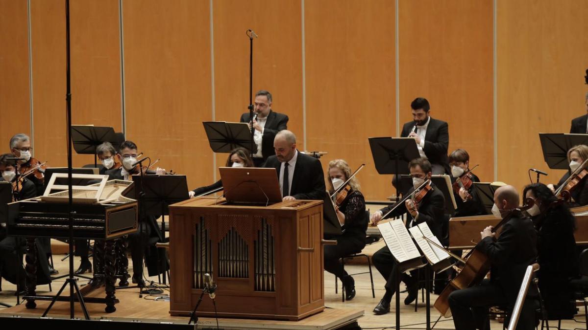 Juan de la Rubia, en el centro, al órgano, ayer, en el concierto barroco de la OSPA. | Fernando Rodríguez
