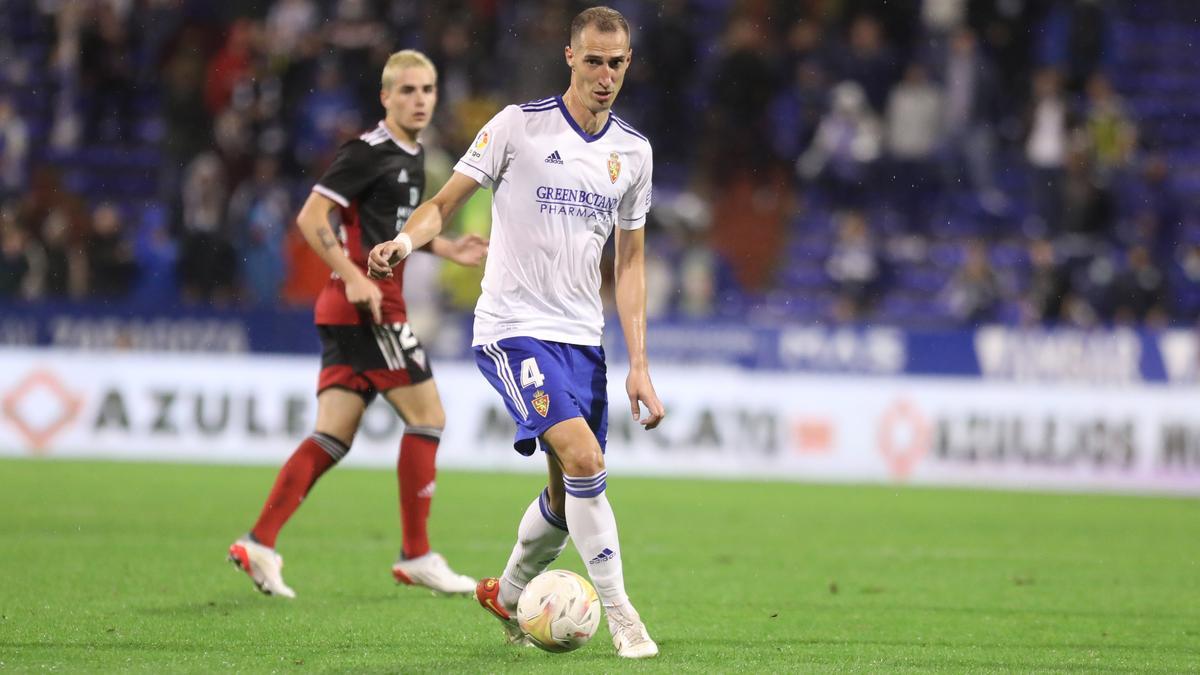 Petrovic controla un balón ante el Mirandés.