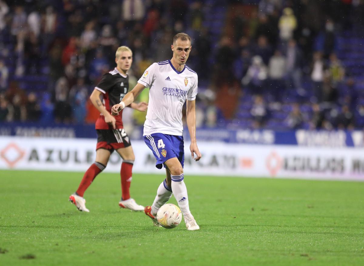 Petrovic controla un balón ante el Mirandés.