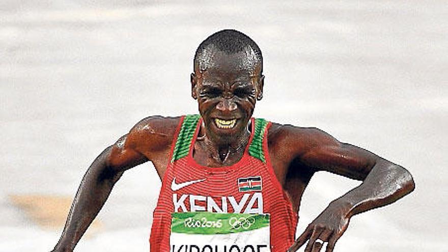 Eliud Kipchoge se consagra bajo la lluvia en el maratón