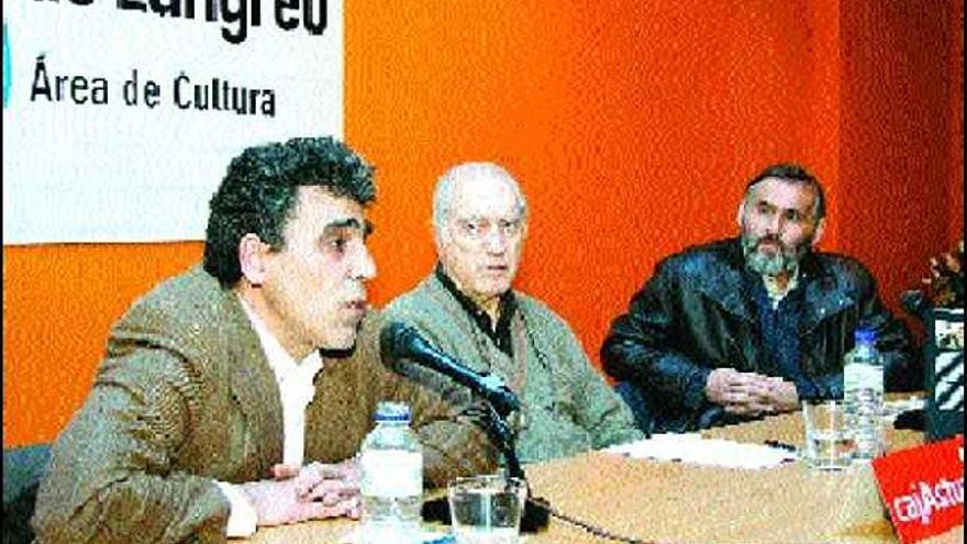 Por la izquierda, Alejandro Martínez Gallo, Daniel Pereyra y Xulio Arbesú, en la Casa de Cultura de La Felguera.