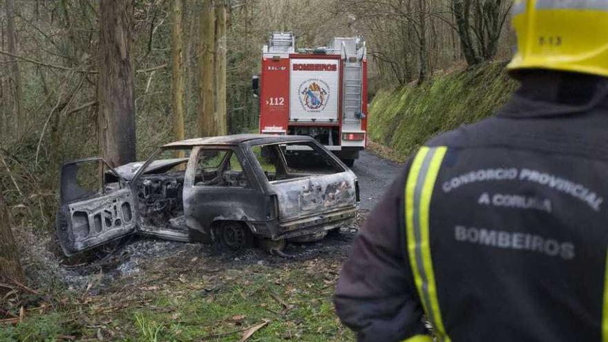 Muere un concejal de Abegondo al salirse de la vía, chocar contra un árbol y arder su coche