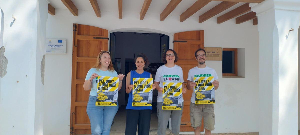 De izquierda a derecha, Maria Cardona, Anaïs Palomar, Agnès Vidal y Pau Kokura, en la presentación de la manifestación en Can Casals.