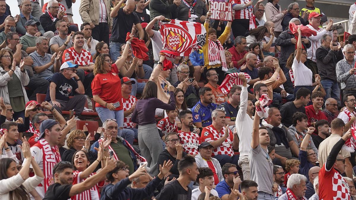 Aficionats del Girona donen suport a l'equip des de les grades de Montilivi.