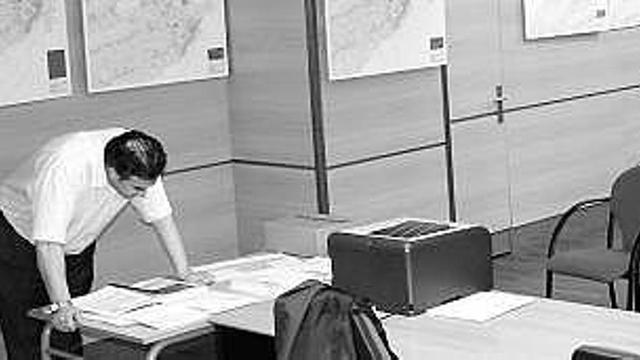 Un vecino examina el Plan Urbano en la Casa de Cultura.