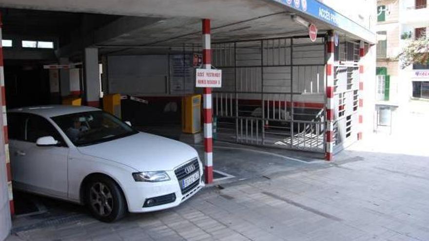 Ayer se apreciaba el acceso al público cerrado y un cartel advirtiendo de la situación.