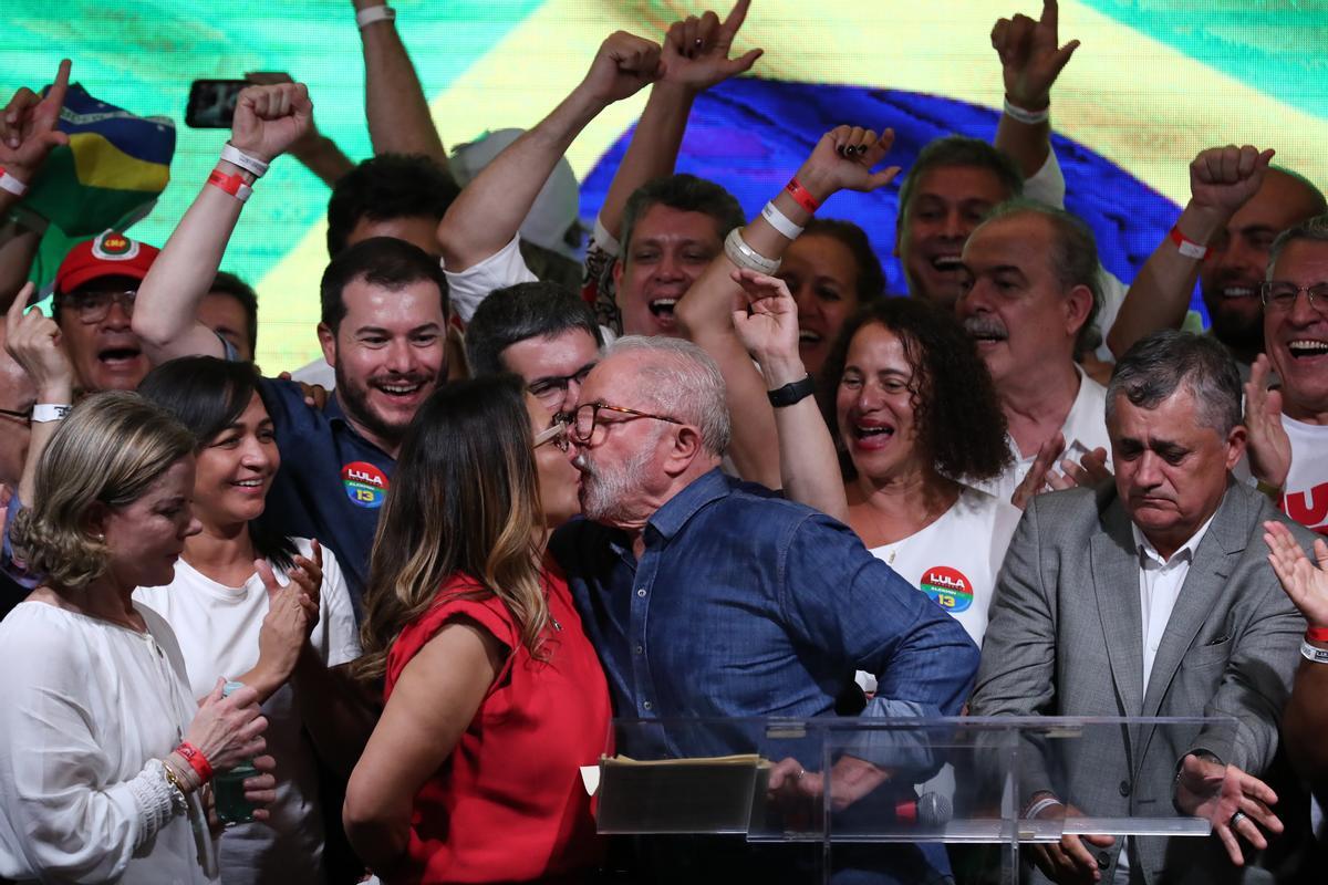 -FOTODELDÍA- AME9870. SAO PAULO (BRASIL), 30/10/2022.- El expresidente brasileño Luiz Inácio Lula da Silva besa hoy a su esposa Janja tras su triunfo en la segunda vuelta de las elecciones, en Sao Paulo (Brasil). El exmandatario Luiz Inácio Lula da Silva ganó este domingo la segunda vuelta de las elecciones presidenciales en Brasil con un 50,83 % frente al 49,17 % que obtuvo el actual gobernante, Jair Bolsonaro, con el 98,81 % de las urnas escrutadas. EFE/ Sebastiao Moreira