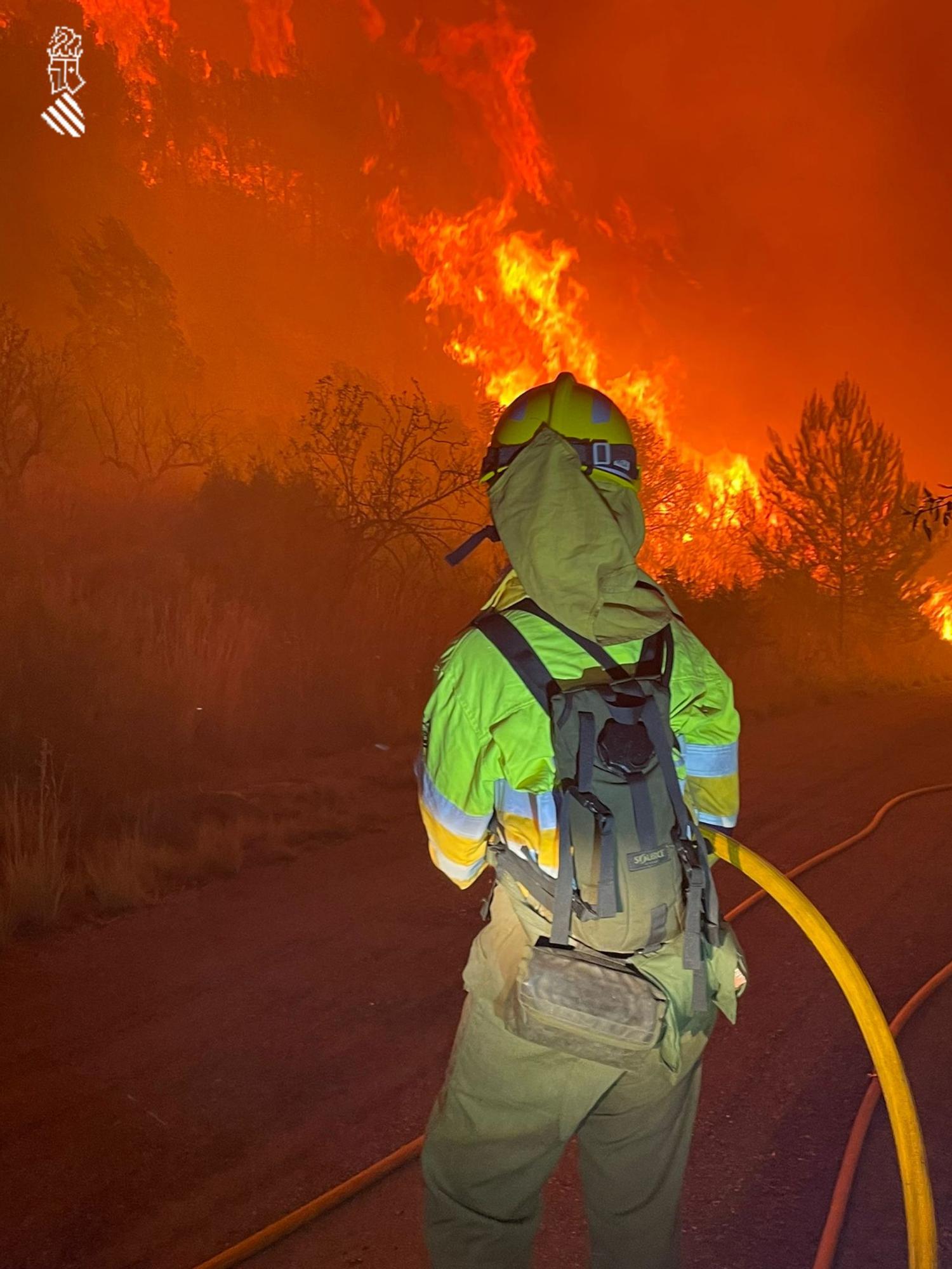 Imágenes del incendio de Azuébar y las labores de extinción