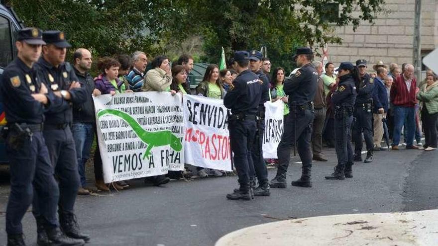 Los vecinos protestan ante la mirada de los policías. // G. Santos