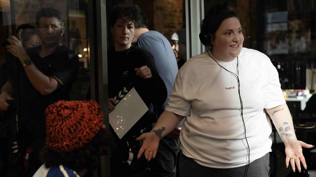 Lena Dunham, a la derecha, en el rodaje de 'Sin medida'