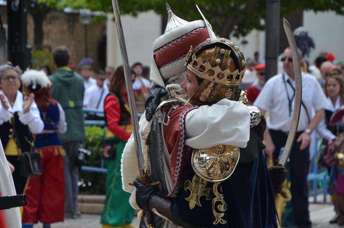 Moros y Cristianos de Petrer 2024: la Embajada de la cruz recupera la villa
