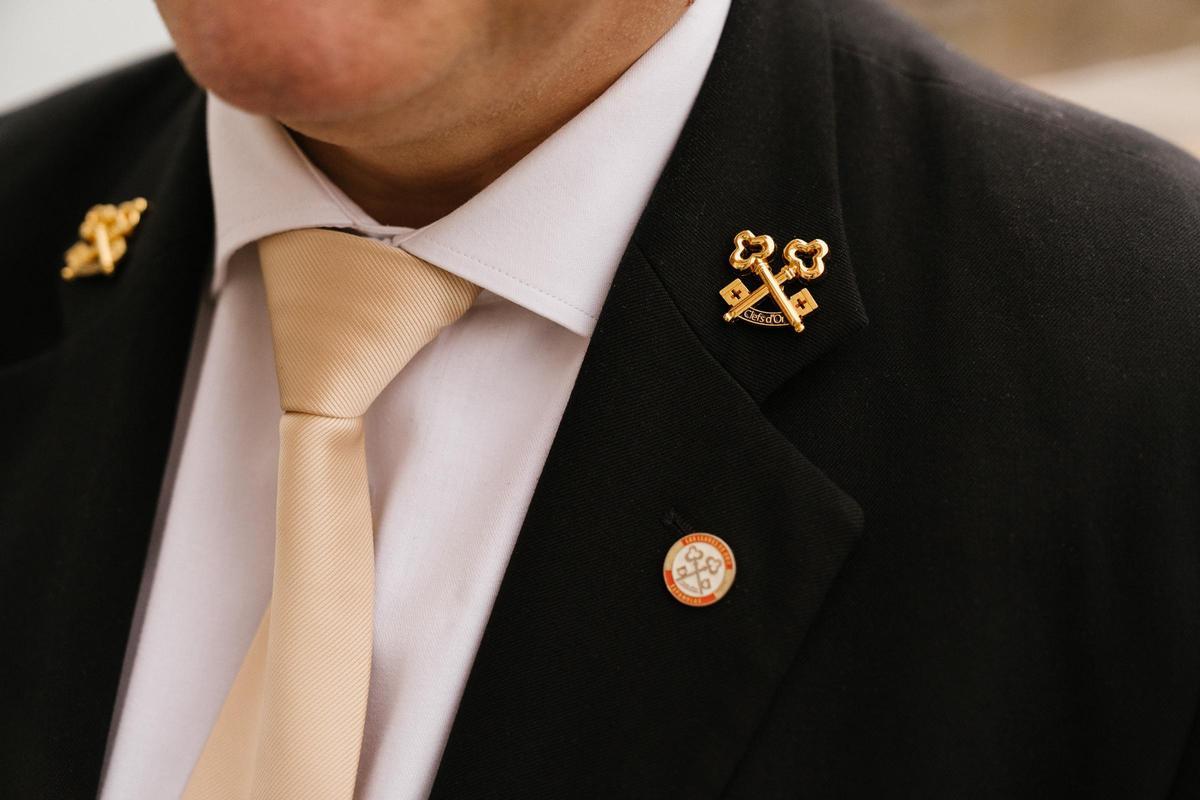Ramón porta los dos pines distintivos de 'Clefs d'Or' en las solapas de su traje de trabajo.
