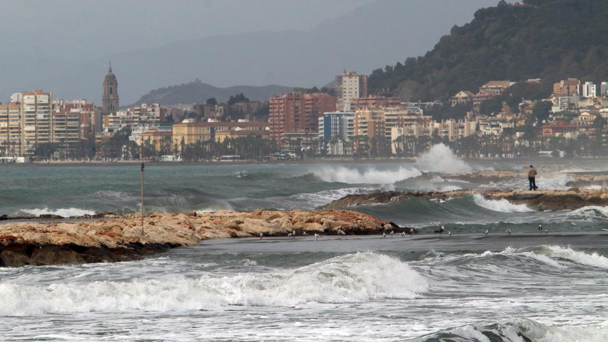 Temporal en la playa El Dedo con surfistas