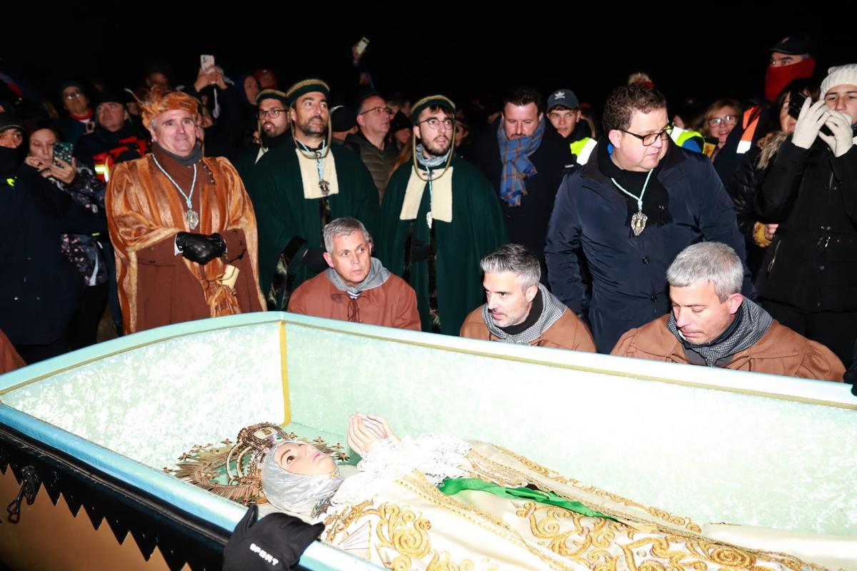 Los miembros del concejo de la ciudad, que acudieron a recoger el arca