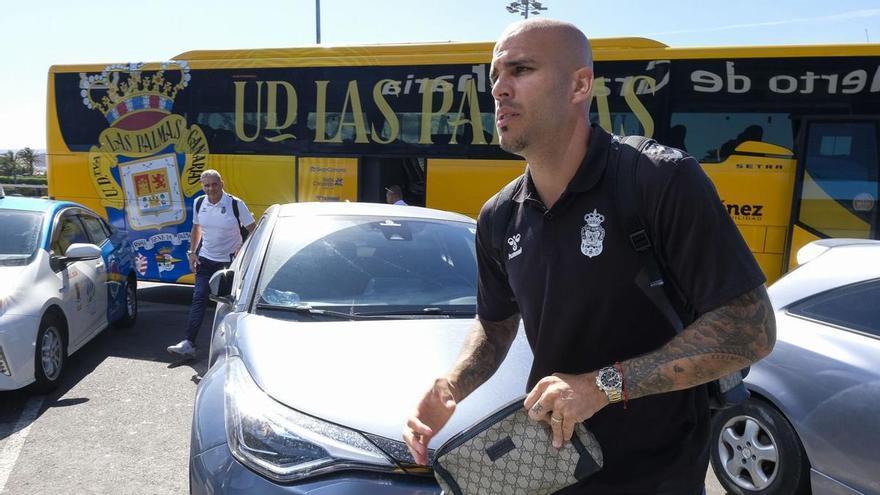 El delantero grancanario Sandro Ramírez, ayer, en el Aeropuerto de Gran Canaria, tras bajarse de la guagua, en la Terminal de Salidas. Detrás, Manolo Hernández.