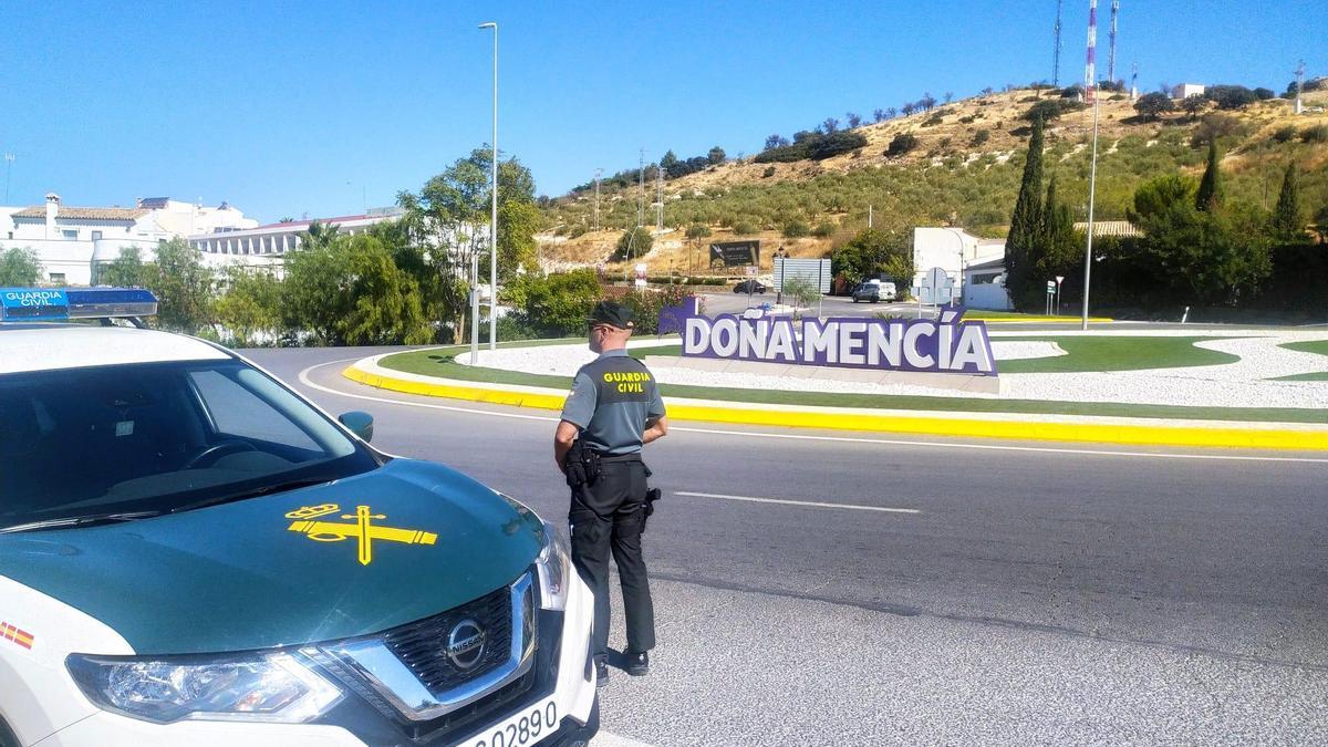Un guardia civil, durante un servicio a la entrada de Doña Mencía.