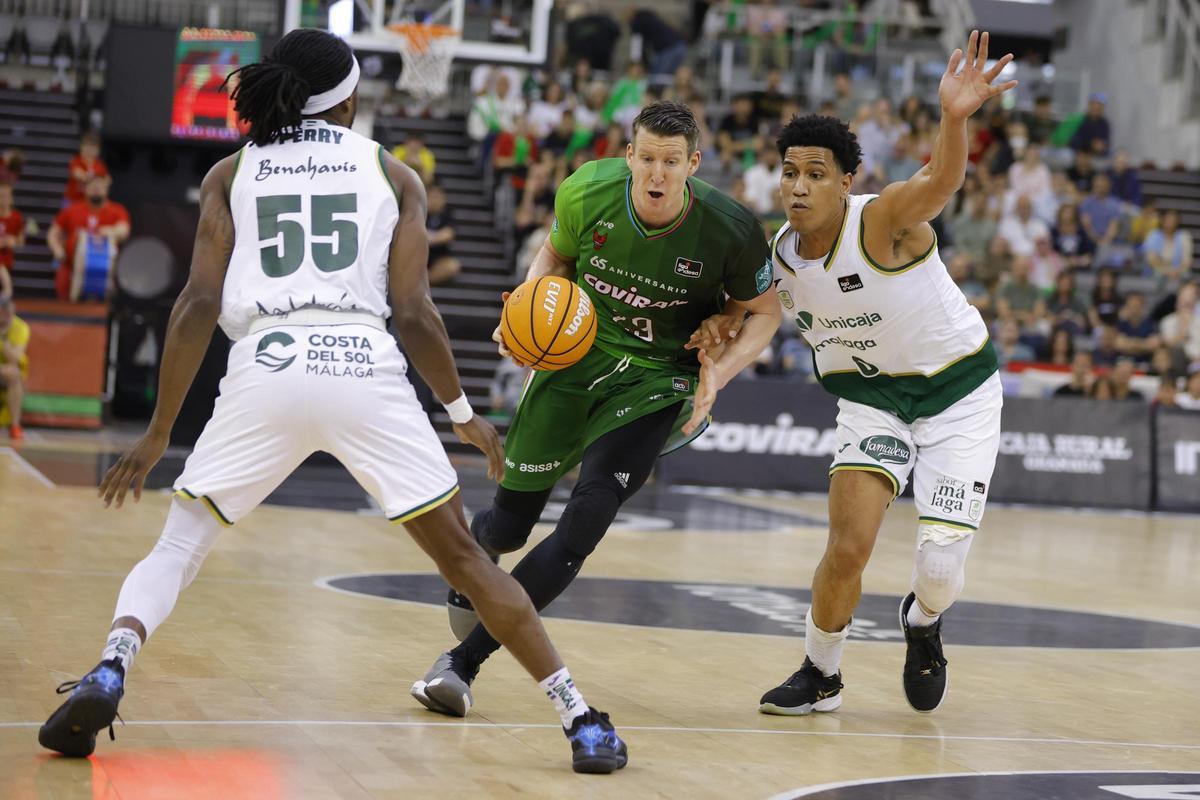 Tyson Pérez, a la derecha, durante el partido del domingo en Granada.