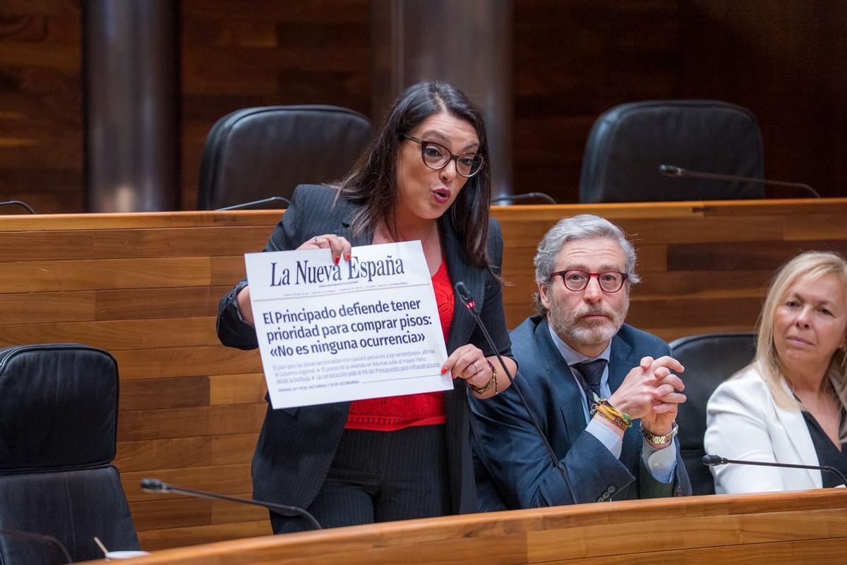 Carolina López enseña la portada de LA NUEVA ESPAÑA informando sobre la medida de tanteo y retracto.