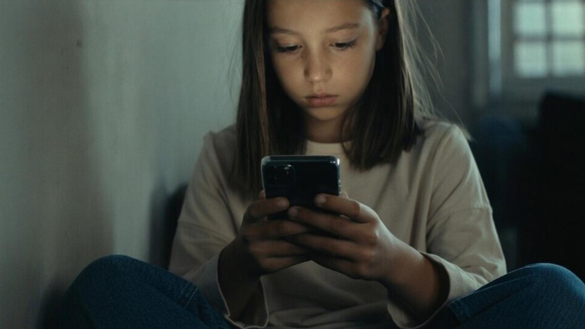 Niña mirando el móvil