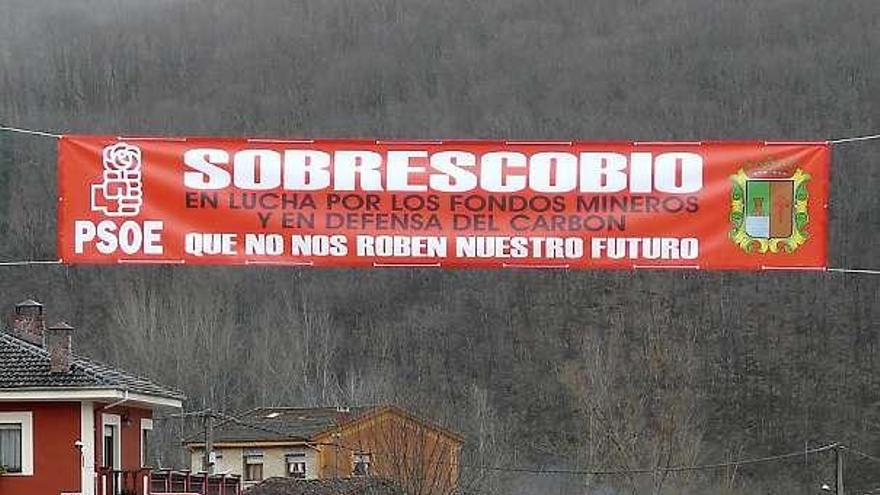 El PSOE de Sobrescobio, «en lucha por los fondos mineros» con pancartas