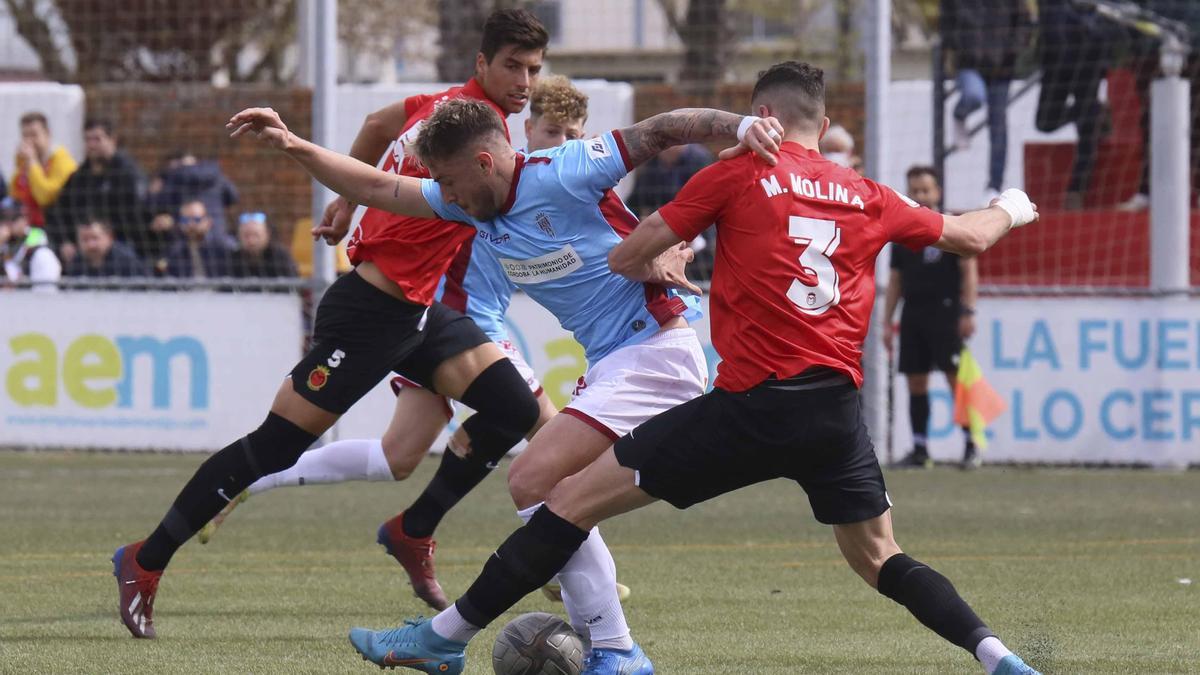 Molina intenta arrebatarle el balón a un jugador del Córdoba.