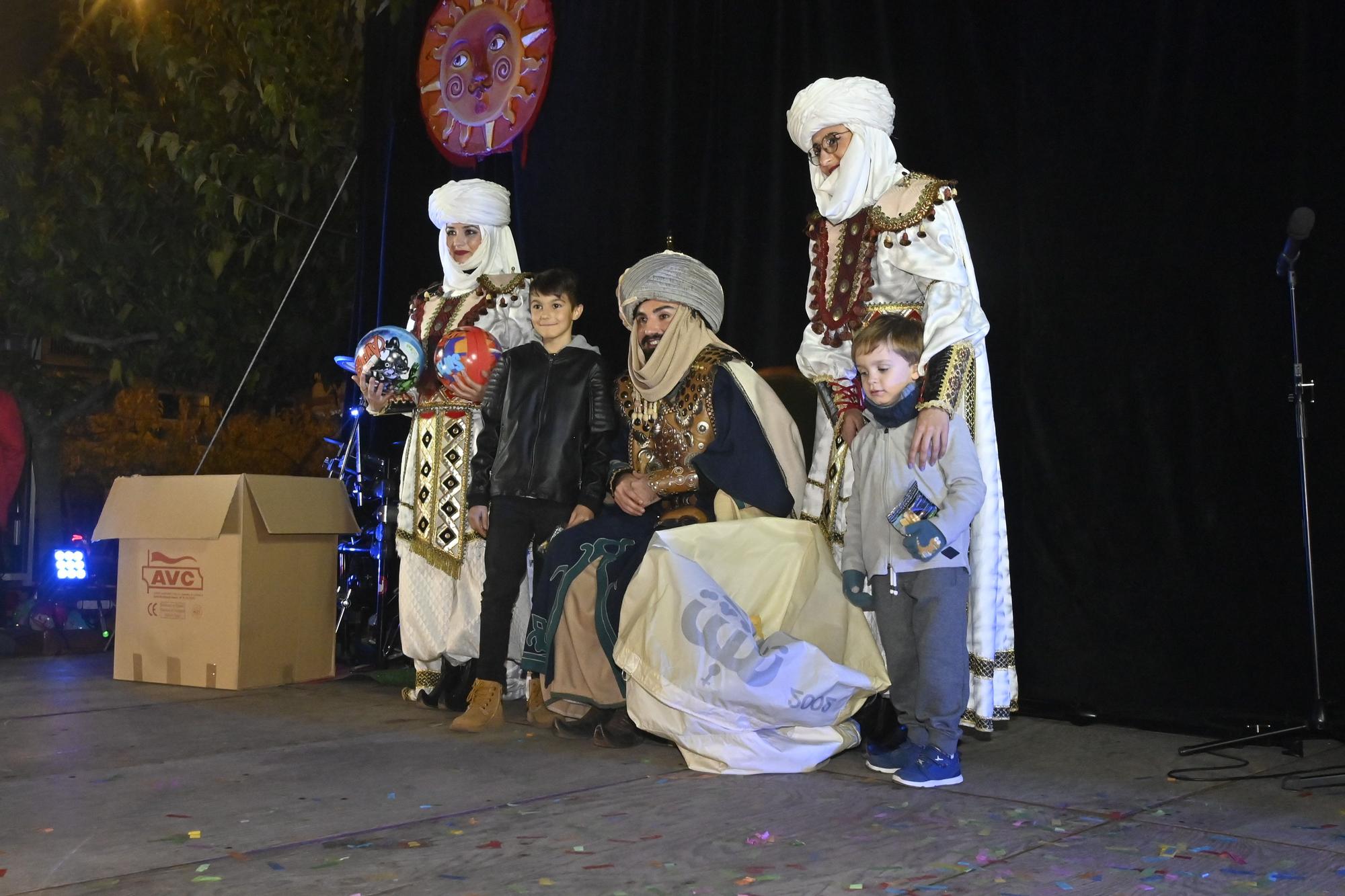 Los peques de Castelló entregan al Cartero Real las misivas con sus deseos. Encuentra tu foto.