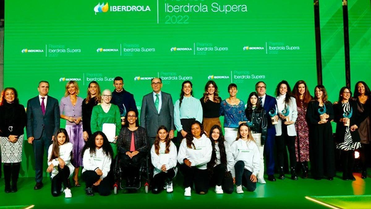 Las premiadas y el jurado en los Los Premios Iberdrola Supera de 2022.