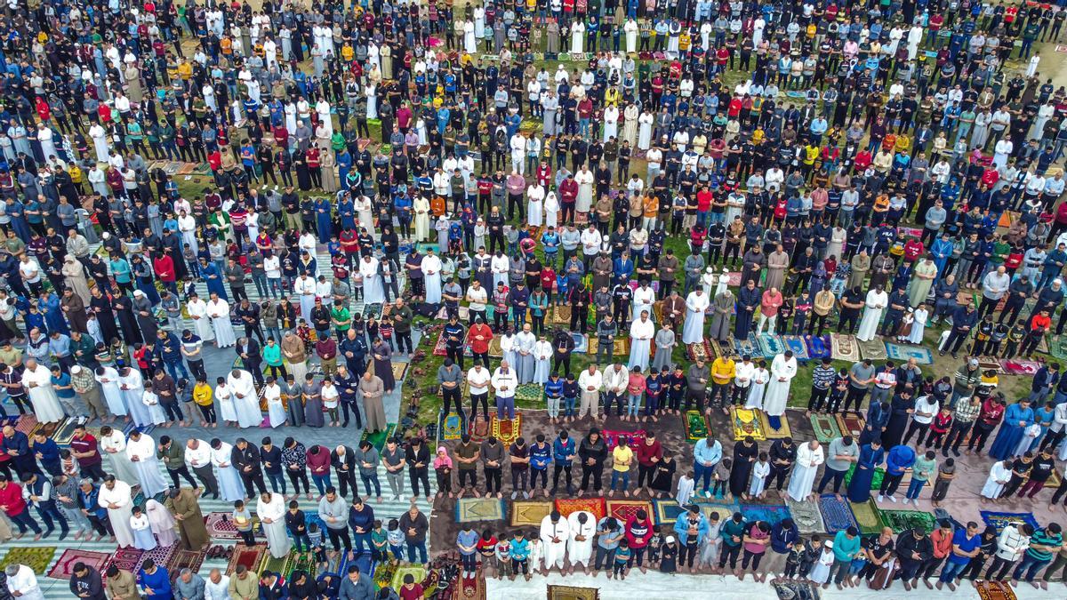 Musulmanes palestinos realizan la oración matutina de Eid al-Fitr, que marca el final del sagrado mes de ayuno del Ramadán en la ciudad de Gaza.
